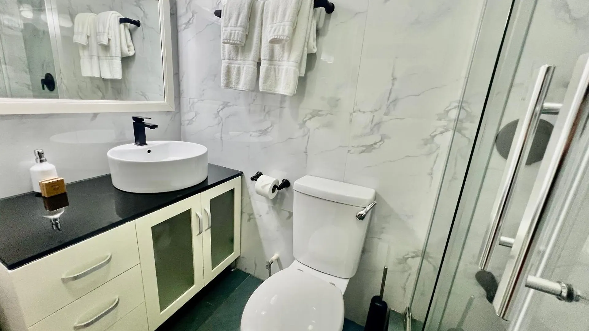 Pineridge Hideaway 1 Bedroom Apartment #1 Arouca 0*,